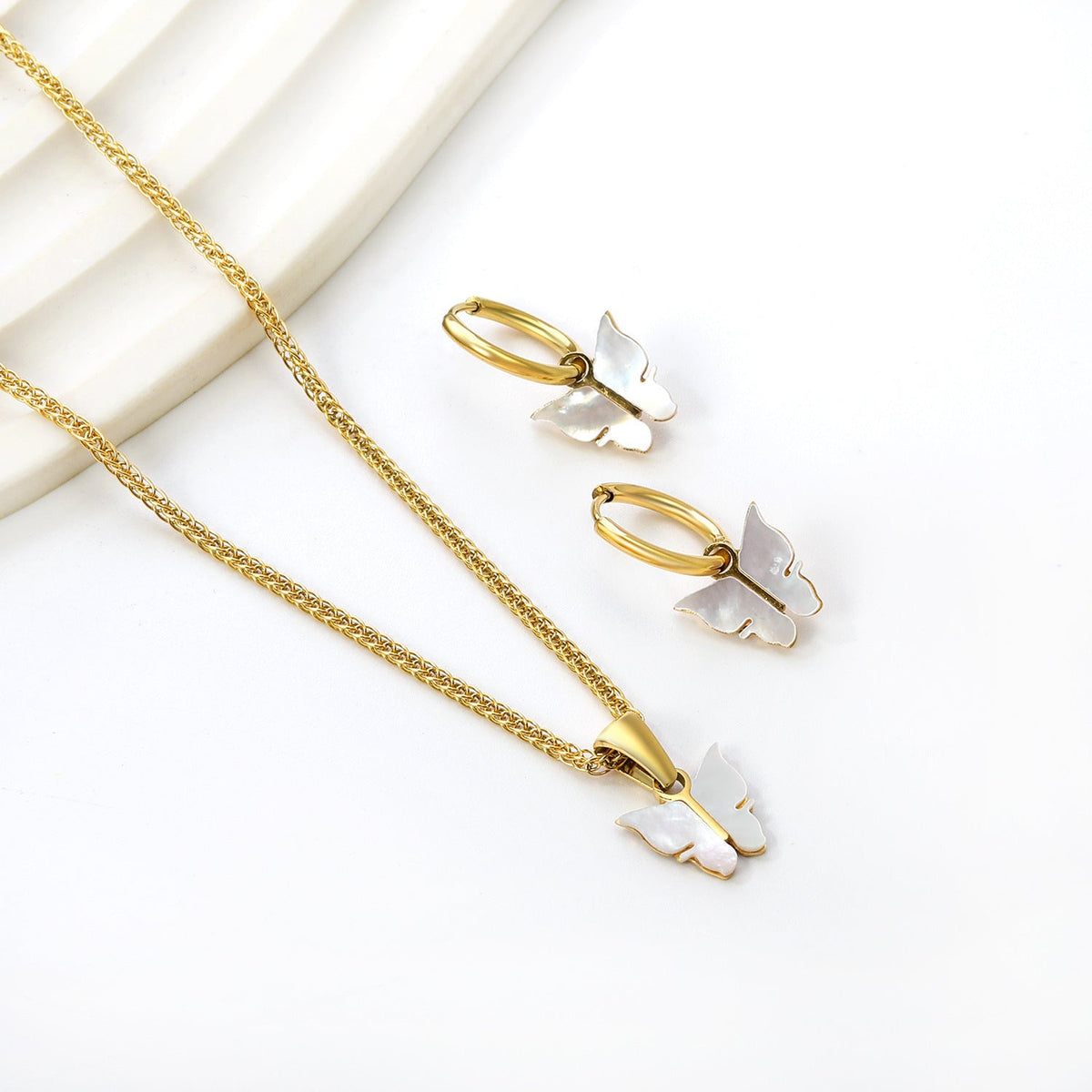 Parure de bijoux pour femme avec pendentifs papillon délicats et boucles d'oreilles