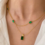 Collier pour femme avec design en pierre verte élégant et fine dorure