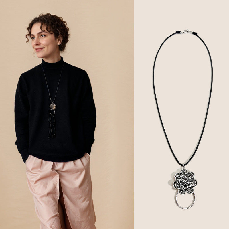 Collier statement floral orné
