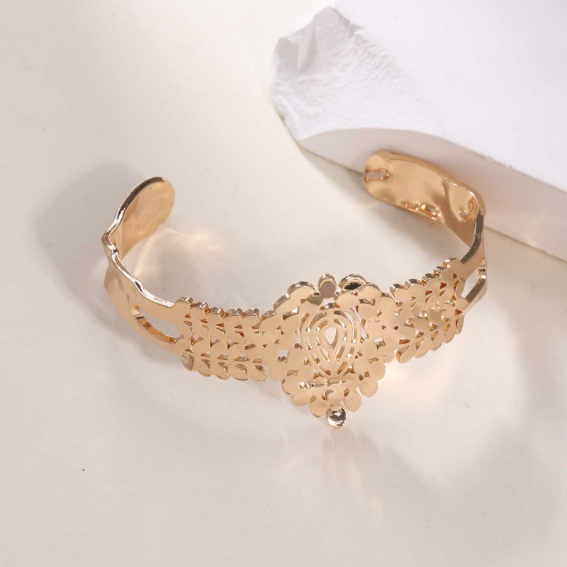 Bracelet ouvert pour femme au design bambou moderne