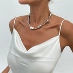 Collier élégant pour femme avec perles asymétriques et accents métalliques