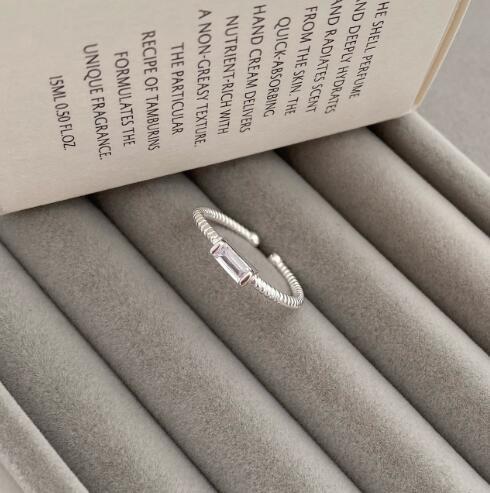 Offener Ring mit Kristall