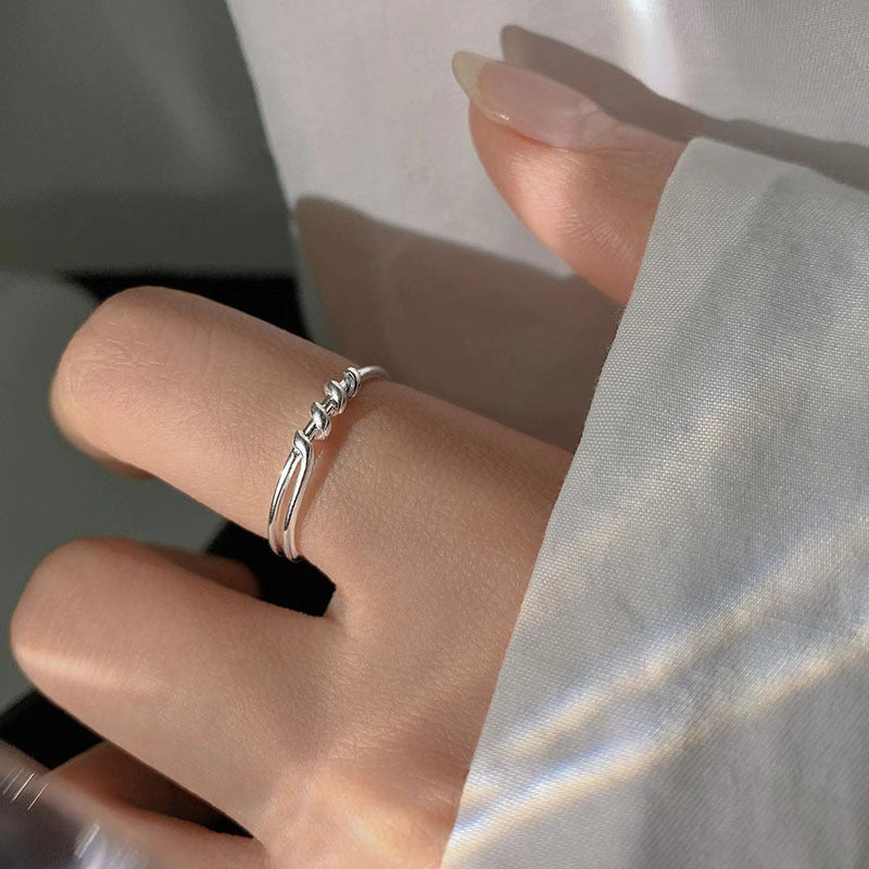 Bague ouverte pour femme au design moderne et incurvé