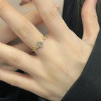 Bague ouverte pour femme avec surface structurée et pierre précieuse élégante