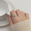 Bague élégante et incurvée pour femme avec zircones scintillantes