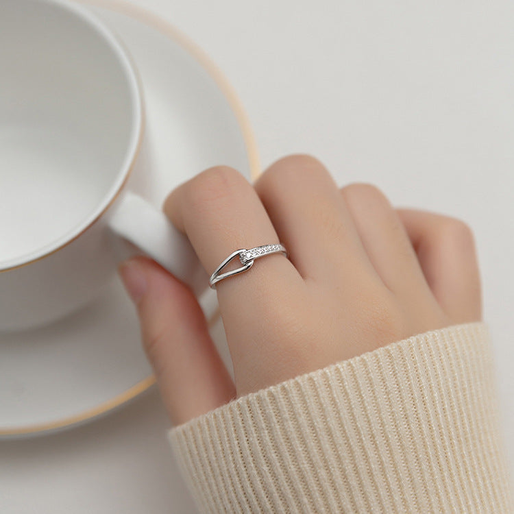 Bague élégante et incurvée pour femme avec zircones scintillantes