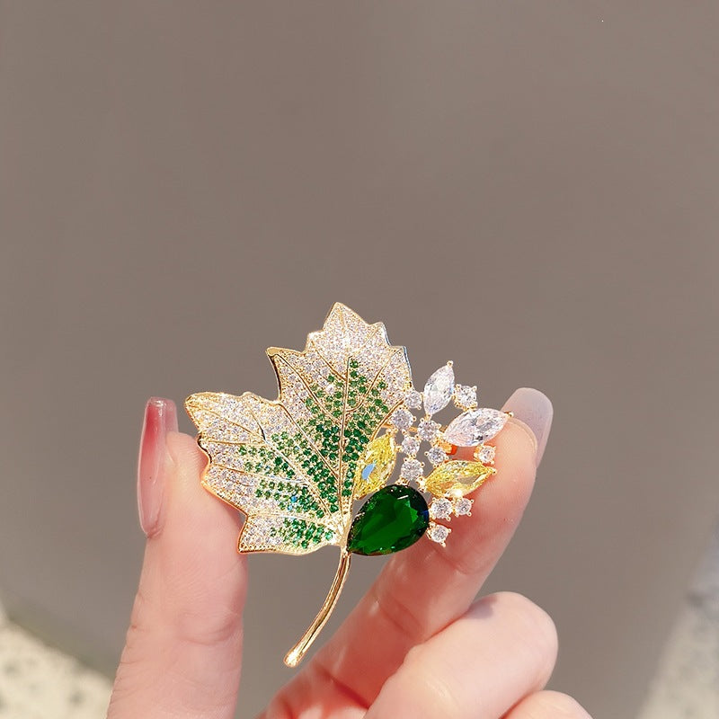 Broche feuille avec cristaux scintillants