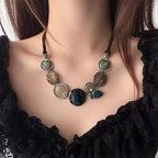 Collier long avec pendentif floral