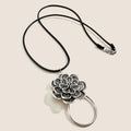 Collier statement floral orné