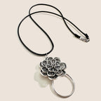 Collier statement floral orné