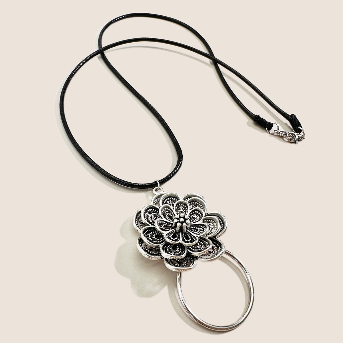 Collier statement floral orné