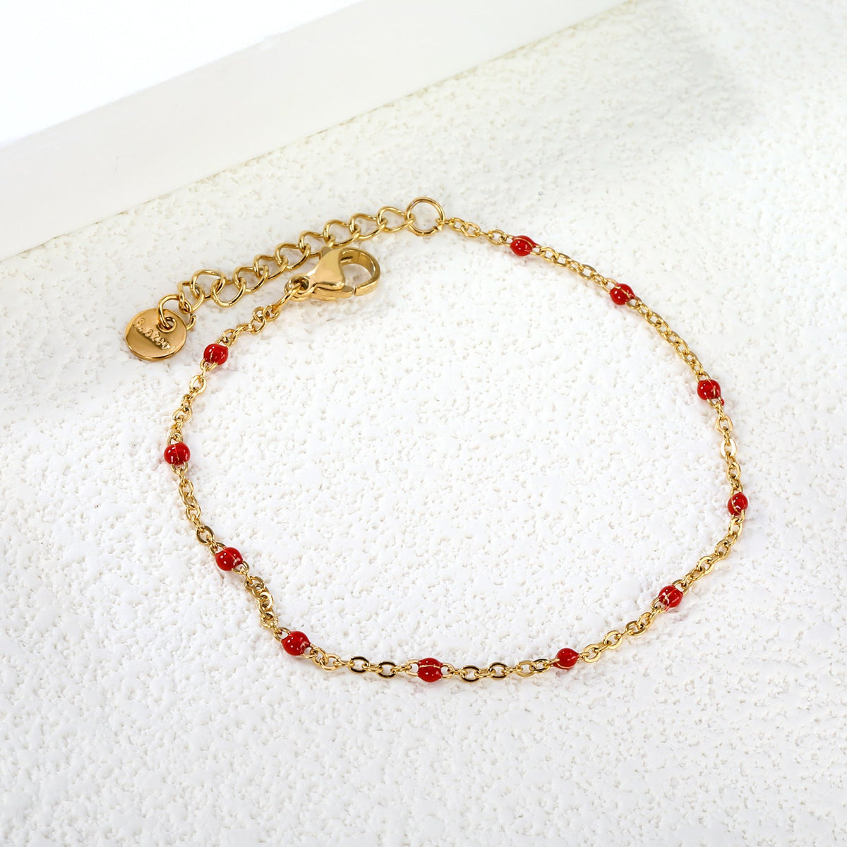 Bracelet délicat plaqué or pour femme avec accents rouges
