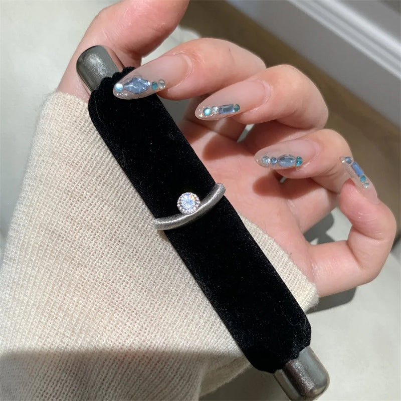 Bague pour femme au design fluide avec zircone étincelante