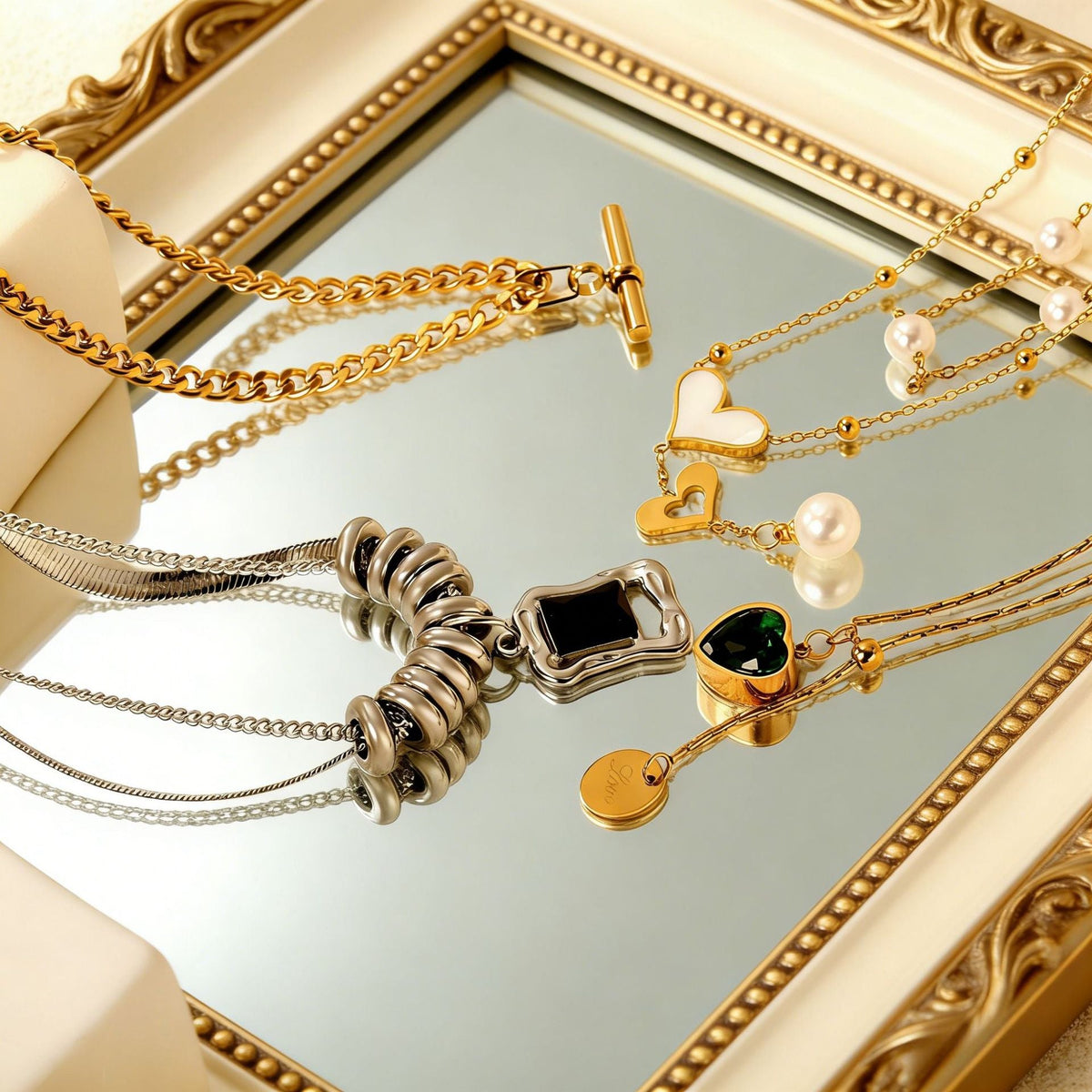 Collier pour femme avec pendentif géométrique moderne