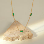Collier pour femme avec design en pierre verte élégant et fine dorure