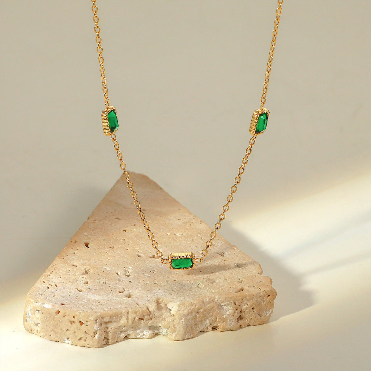 Collier pour femme avec design en pierre verte élégant et fine dorure