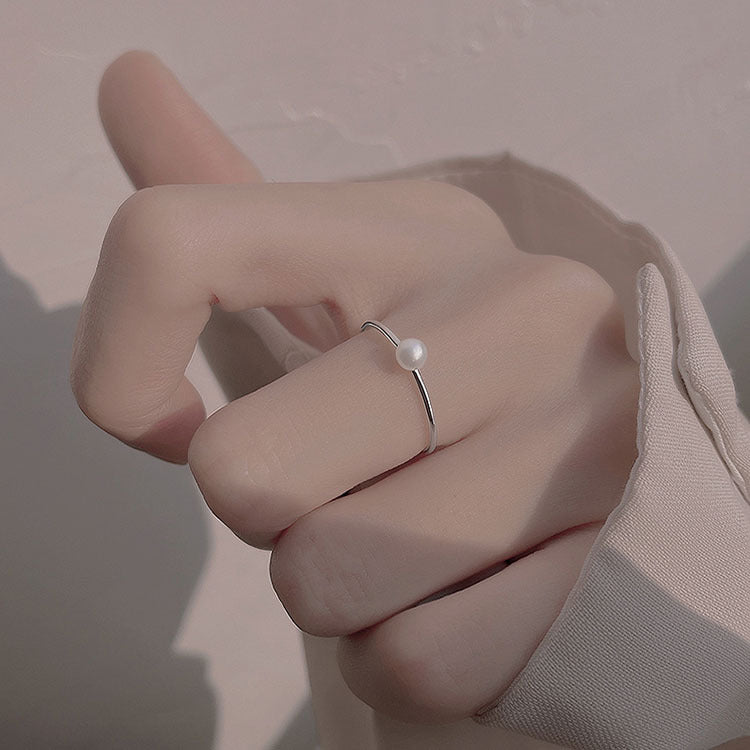 Bague minimaliste pour femme avec perle délicate