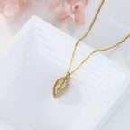 Collier pour femme avec pendentif feuille élégant et zircones