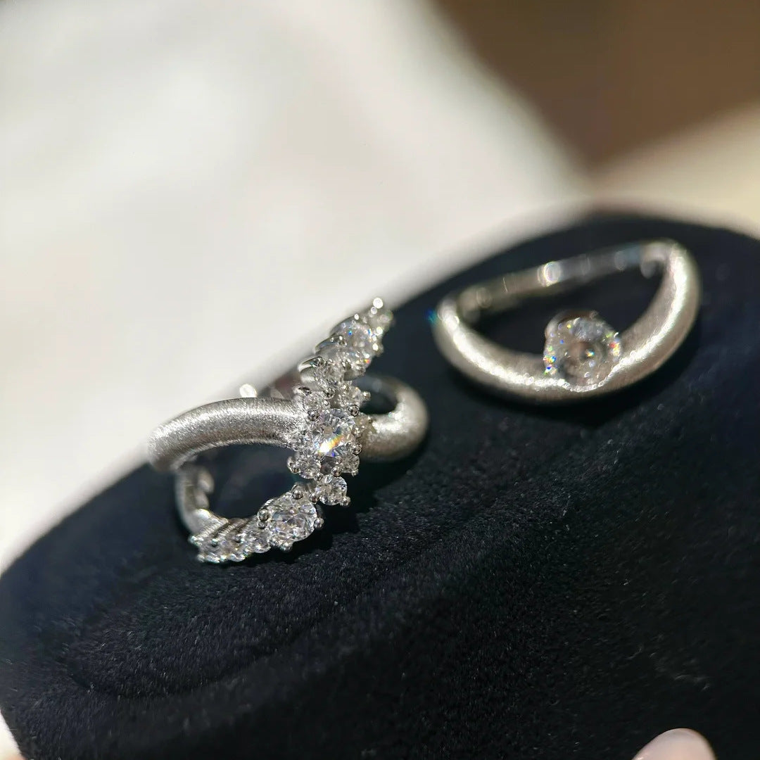 Bague pour femme au design fluide avec zircone étincelante