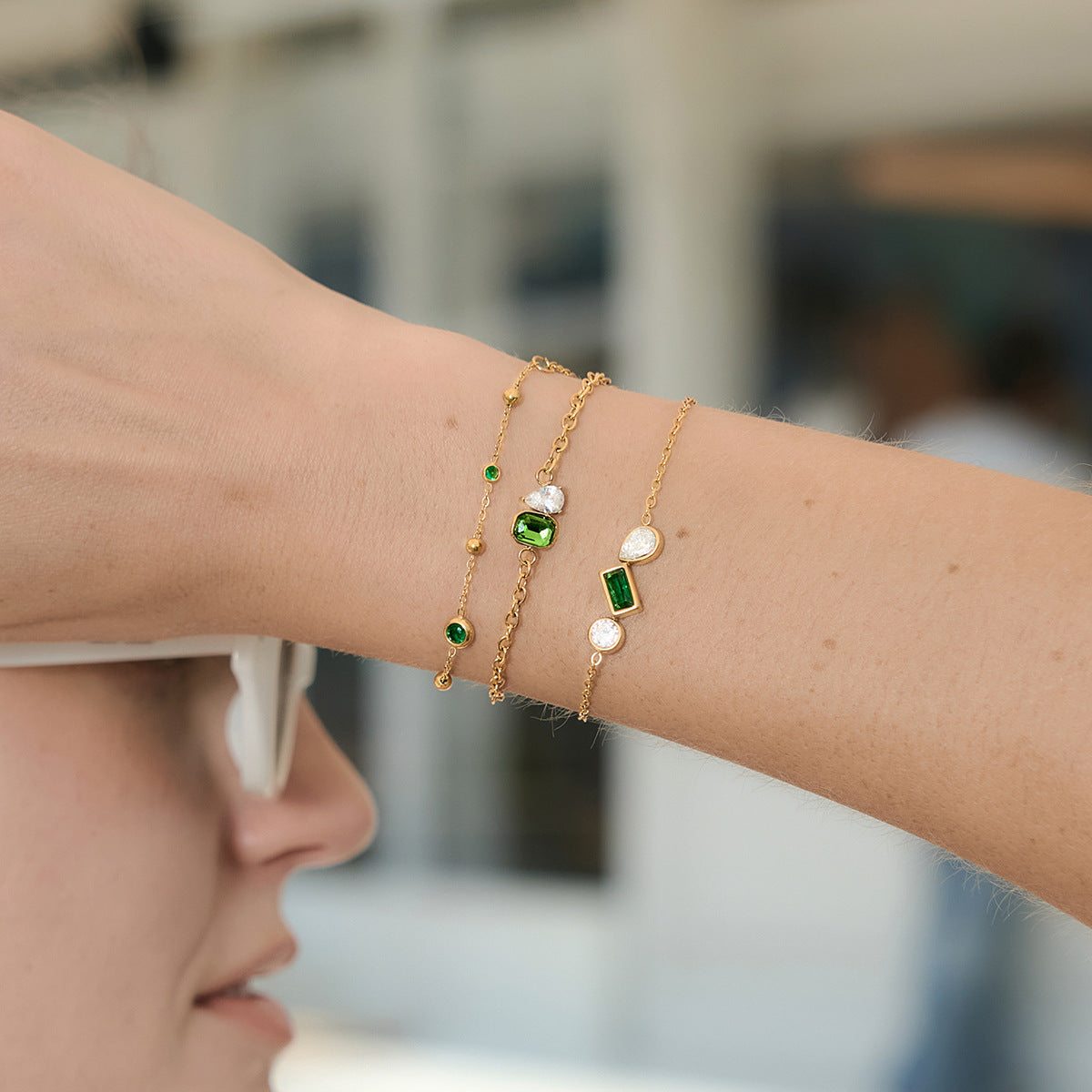 Bracelet pour femme avec pierre précieuse verte et accents en zircone