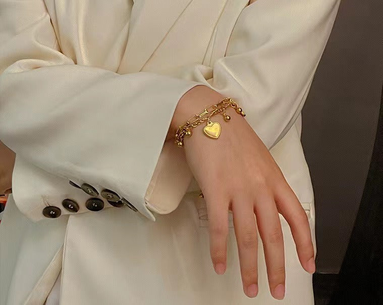 Bracelet pour femme avec breloques cœurs enchaînés