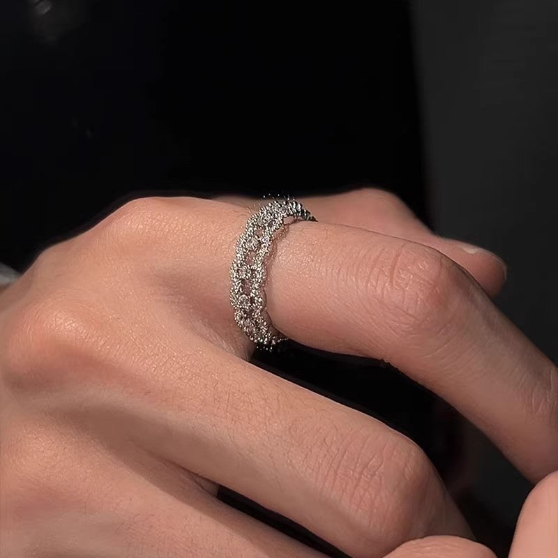 Bague élégante pour femme avec détails en zircone étincelants