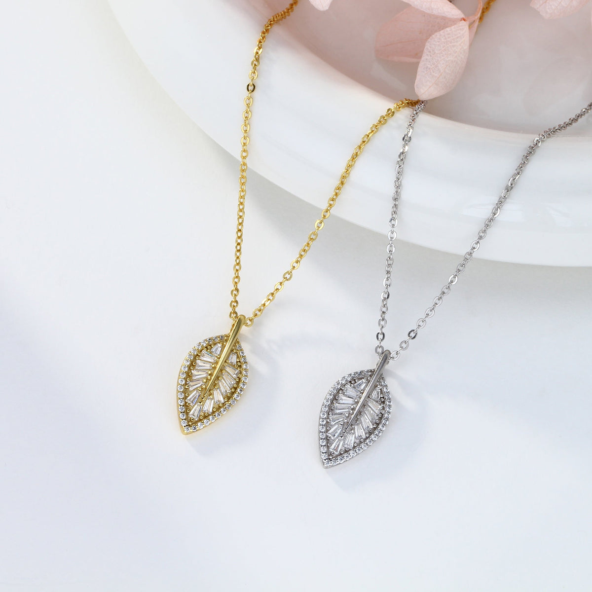 Collier pour femme avec pendentif feuille élégant et zircones