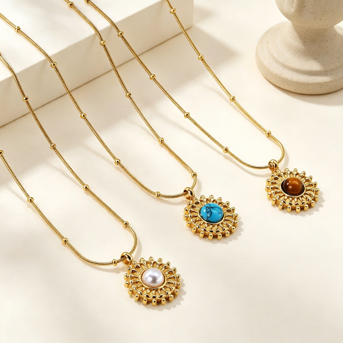 Collier pour femme avec pendentif soleil et chaîne réglable