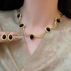 Boucles d'oreilles puces ovales cabochon noir et cadre doré texturé