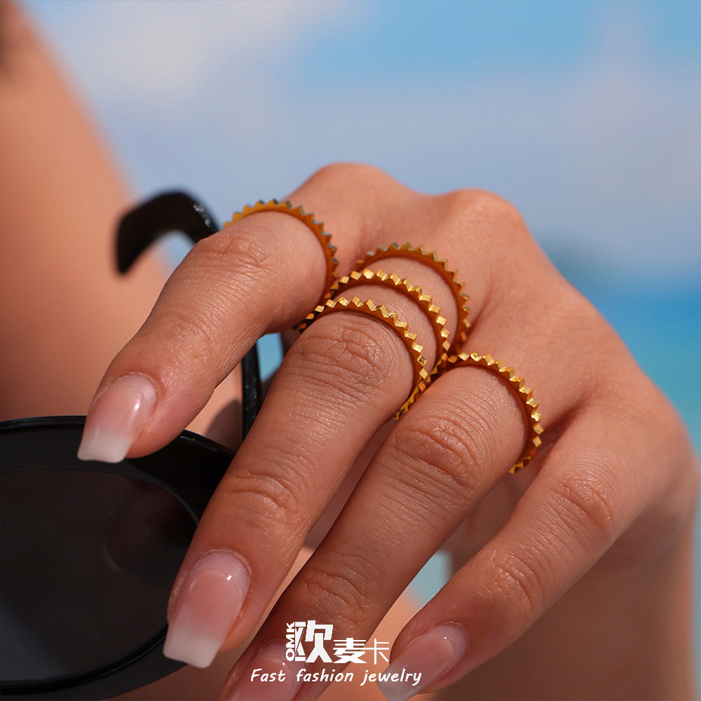 Bague crantée dorée en acier inoxydable pour femme