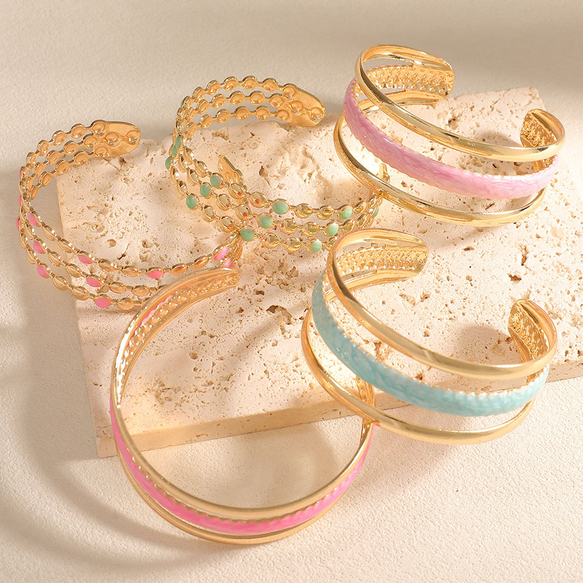 Bracelet ouvert pour femme avec relief artistique
