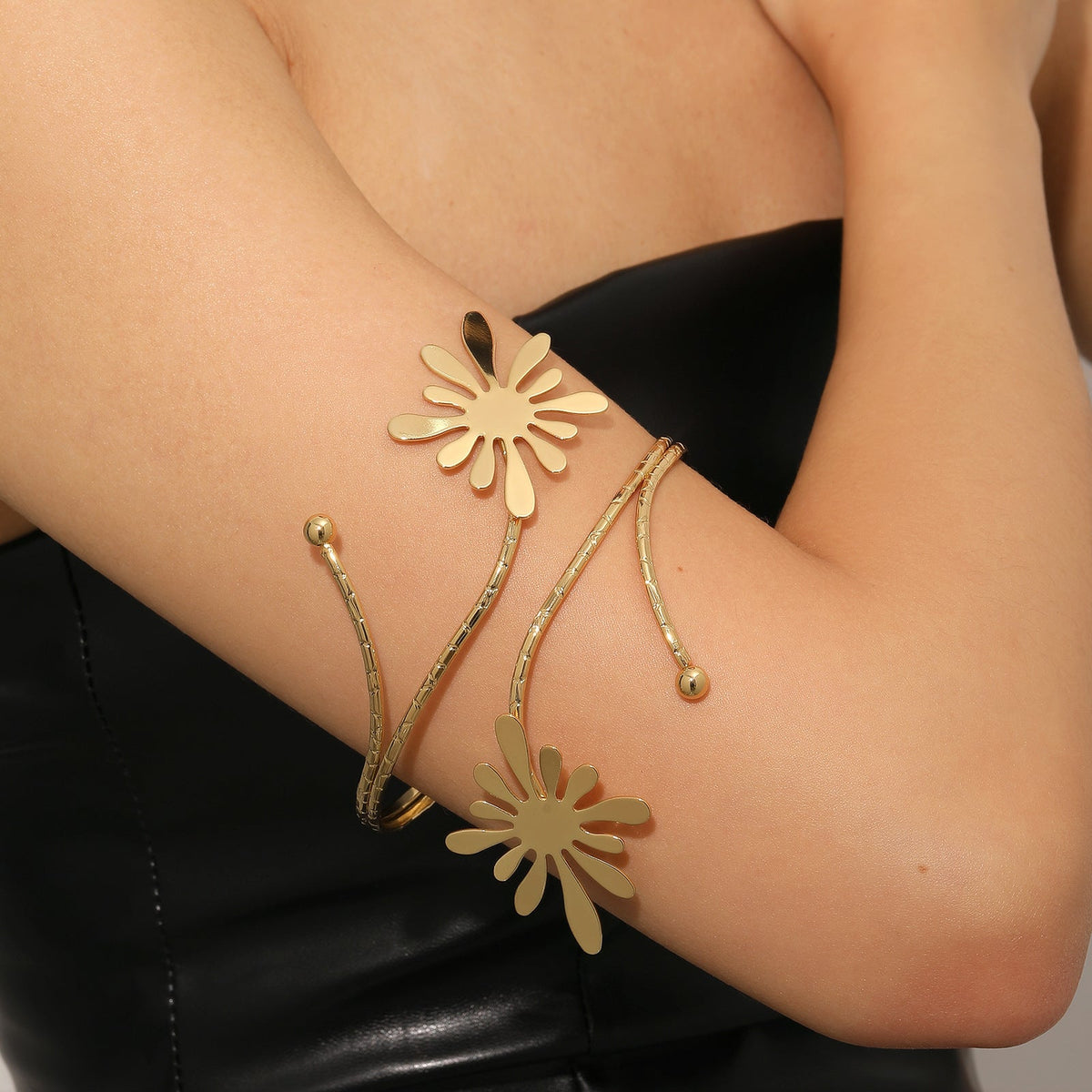 Bracelet rigide pour femme avec motifs floraux