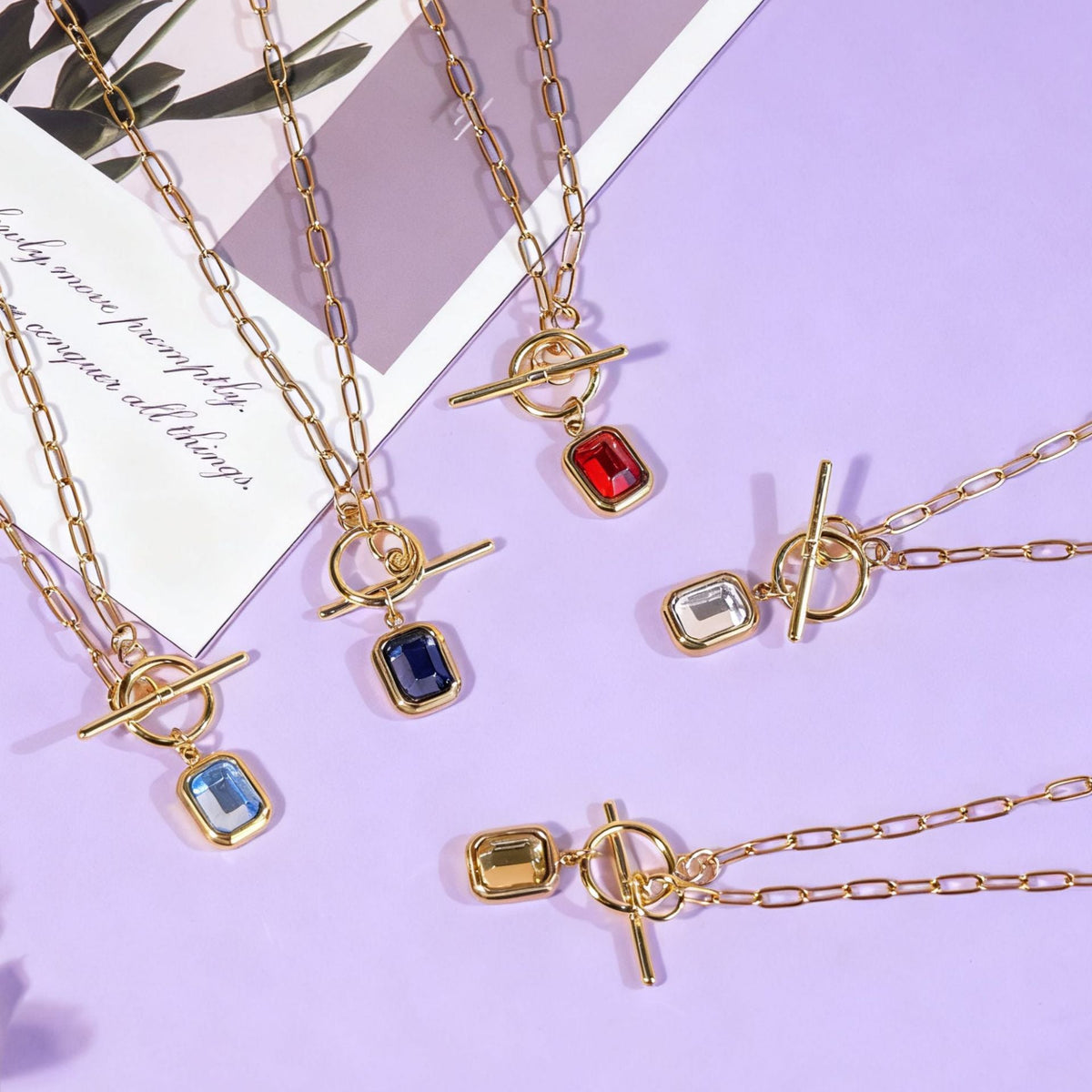 Collier tendance pour femme avec pendentifs colorés
