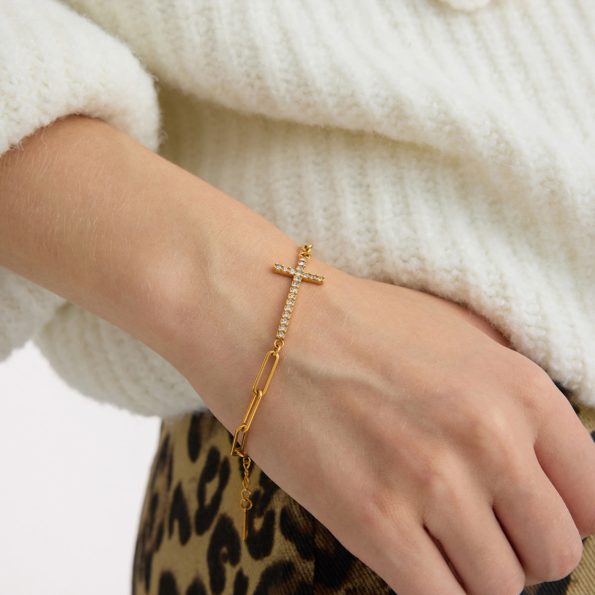 Bracelet chaîne pour femme avec croix et zircone