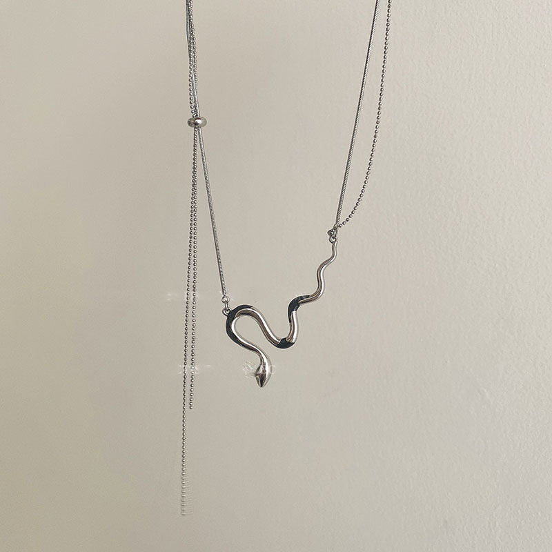 Collier pendentif serpent