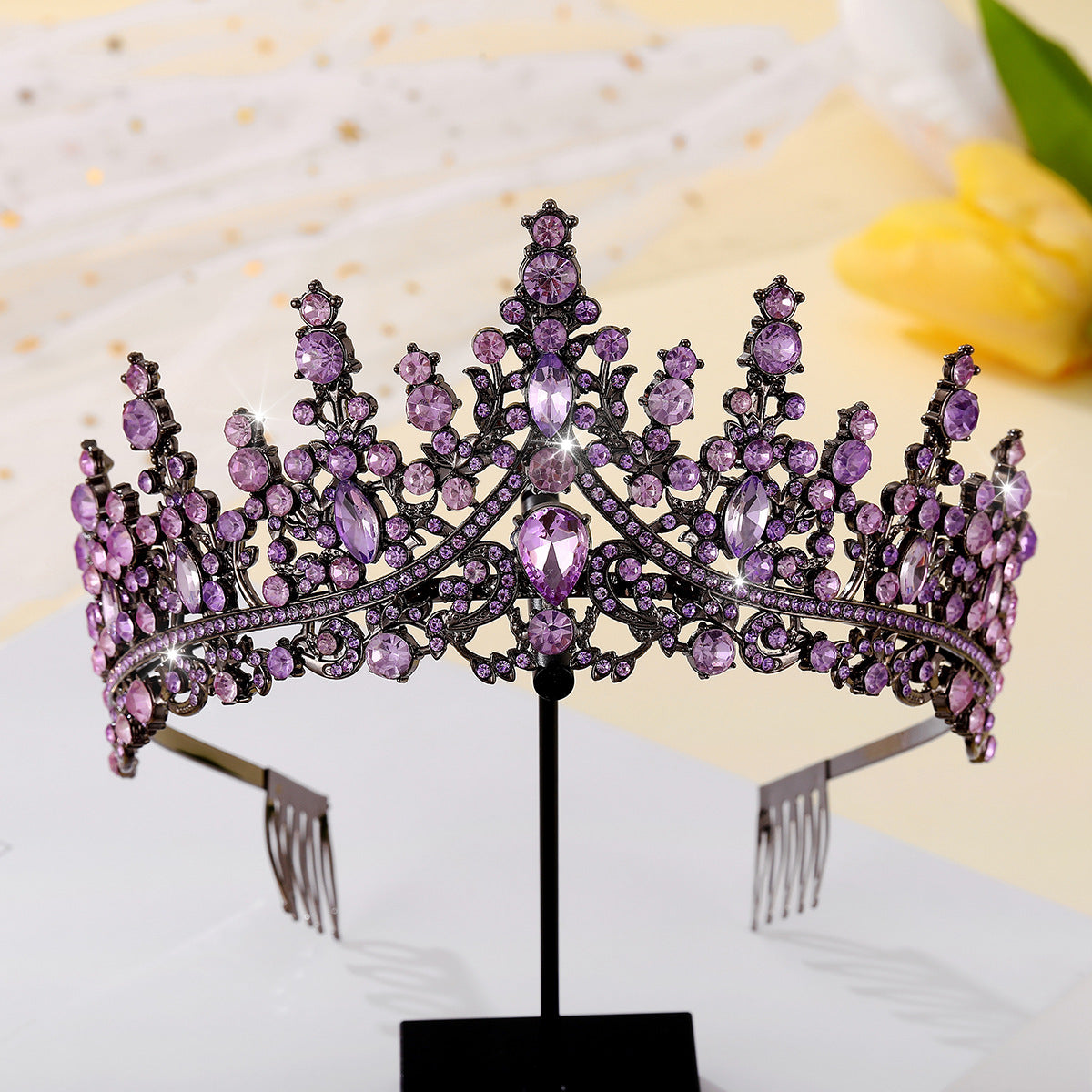 Diadème opulent pour femme avec détails en cristal noir