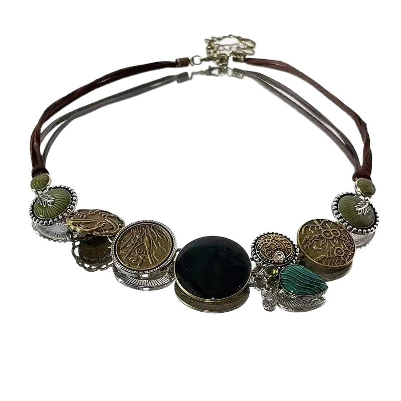 Collier long avec pendentif floral