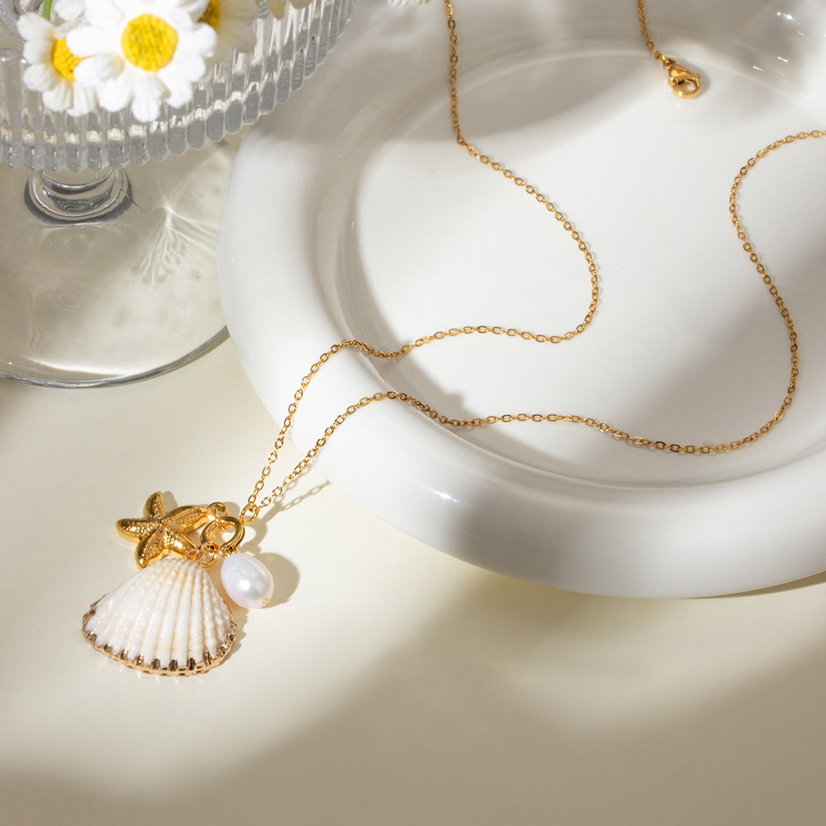 Collier pendentif croix pour femme avec détails en perles