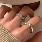 Bague ouverte pour femme au design incurvé et accent minimaliste