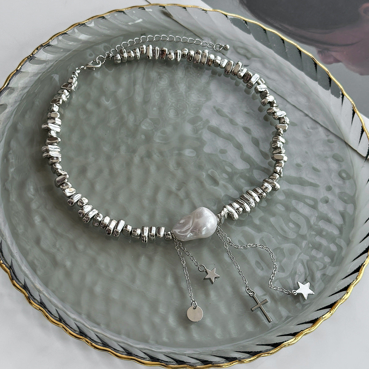 Collier élégant pour femme avec perles asymétriques et accents métalliques