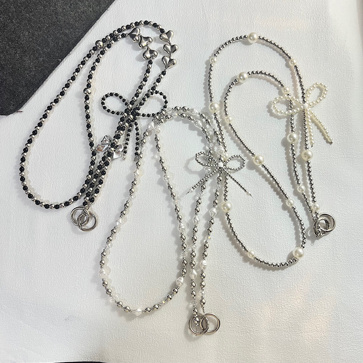 Collier élégant à breloques perlées