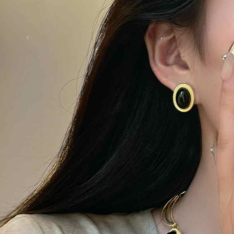 Boucles d'oreilles puces ovales cabochon noir et cadre doré texturé