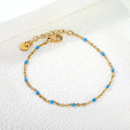 Bracelet délicat plaqué or pour femme avec accents rouges