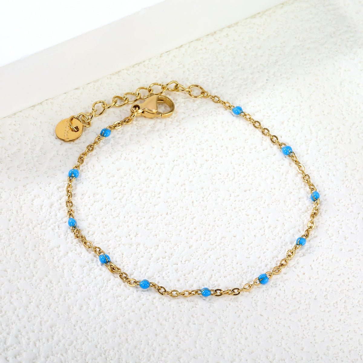 Bracelet délicat plaqué or pour femme avec accents rouges