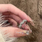 Bague moderne pour femme avec zircons