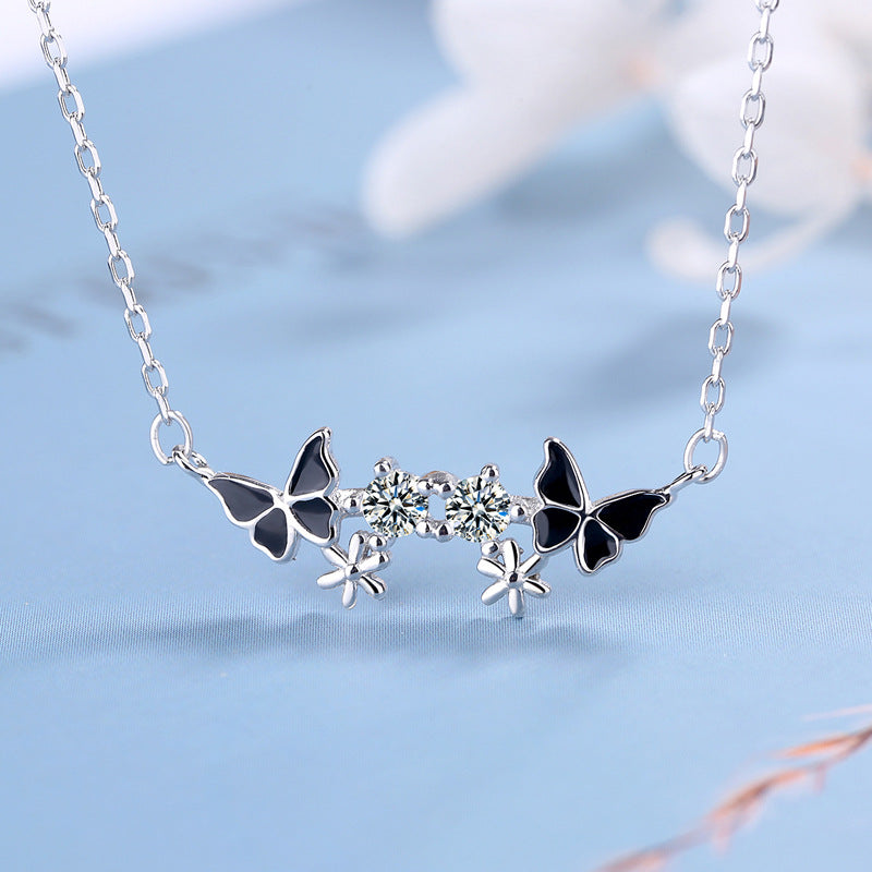 Collier pour femme avec papillons délicats et zircons étincelants