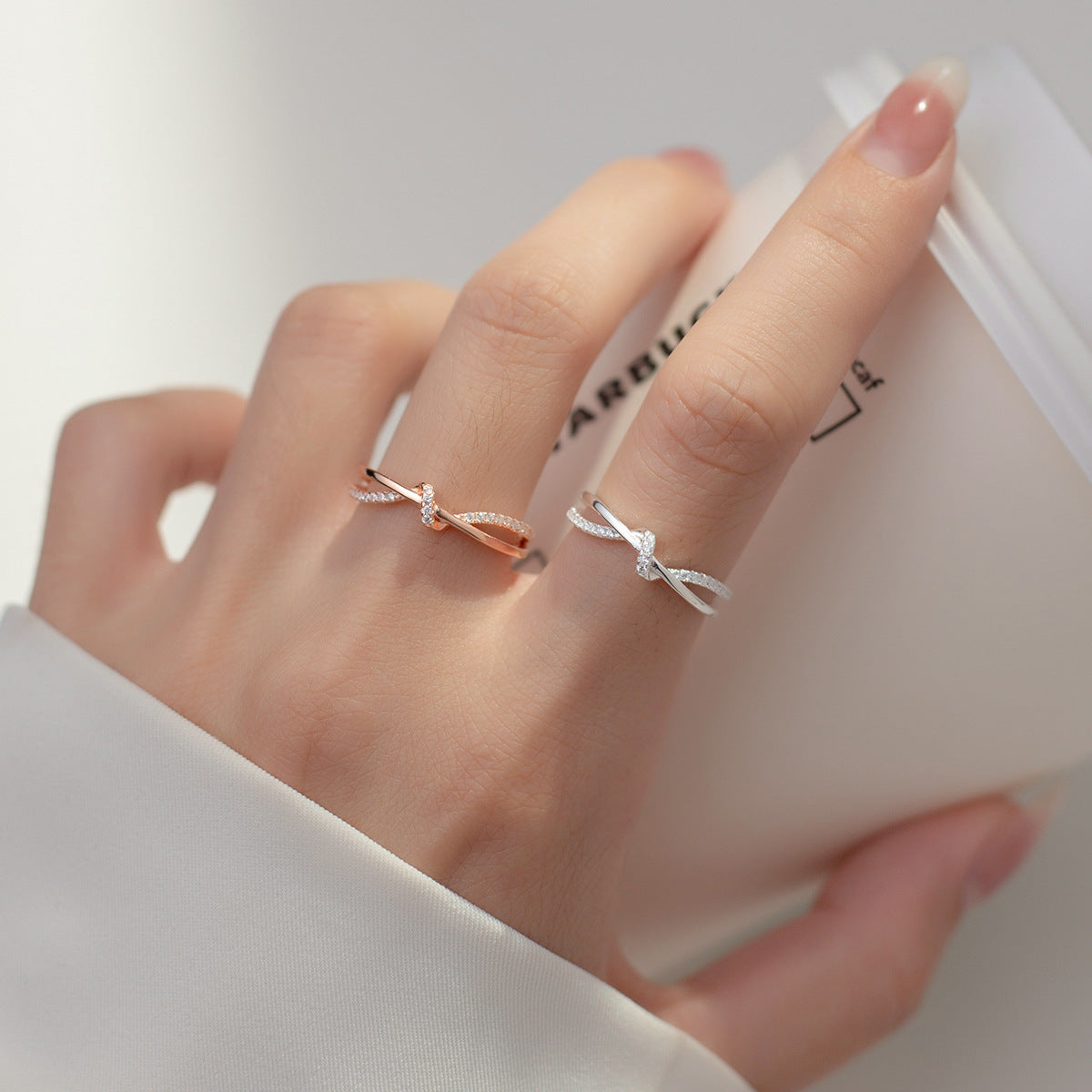 Bague ouverte pour femme avec détails vagues et zircone