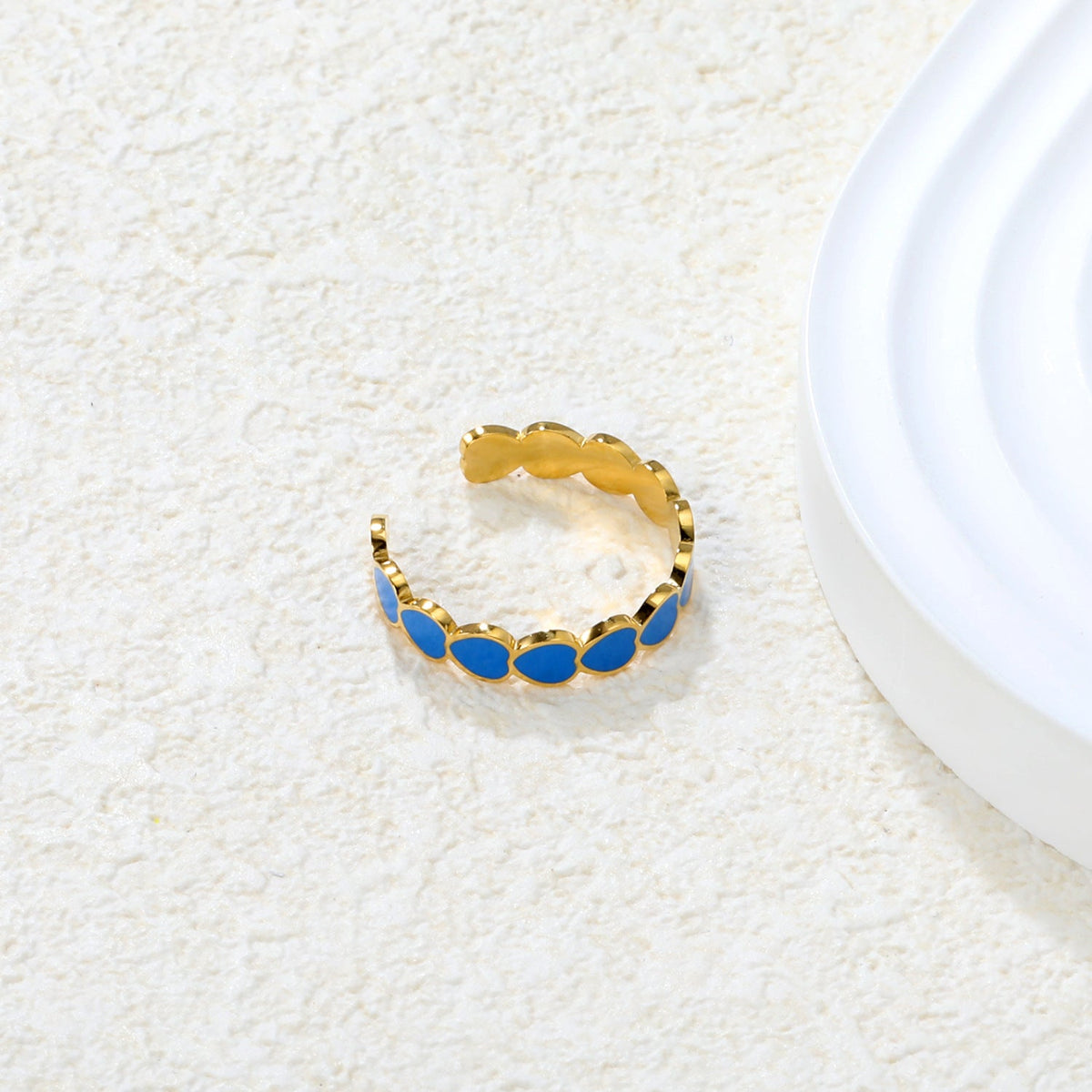Bracelet ouvert pour femme avec motifs cœurs