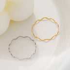 Bague minimaliste ondulée pour femme