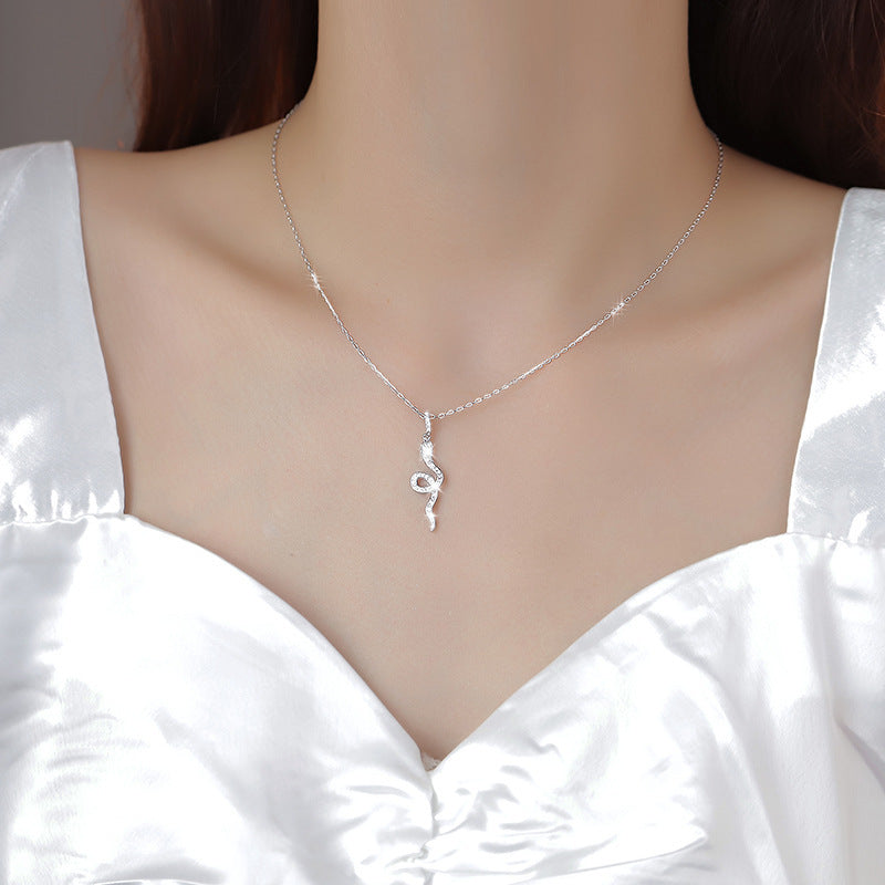 Collier pour femme au design serpent créatif et accents scintillants